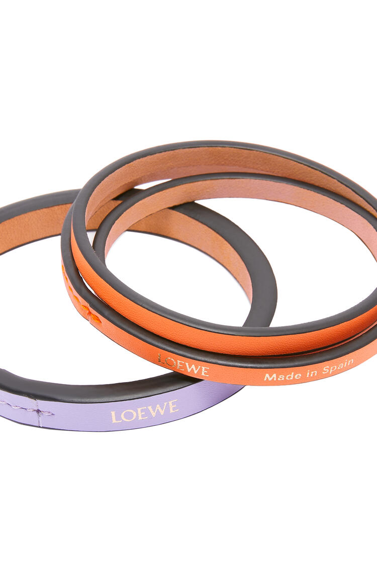 LOEWE Set de brazaletes dobles en piel de ternera clásica Lavanda/Naranja pdp_rd