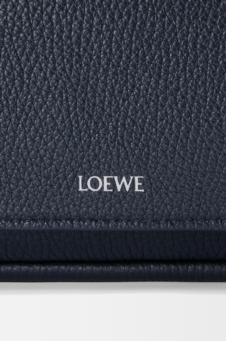 LOEWE 小号柔软粒面牛皮革 Pebble 邮差包 深海军蓝