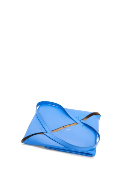 LOEWE XL Puzzle Fold Tote in shiny calfskin 海岸藍 plp_rd