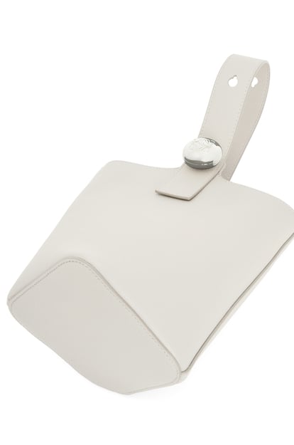 LOEWE Mini Pebble Buckt Bag aus weichem, genarbtem Kalbsleder Sanftes Weiß plp_rd