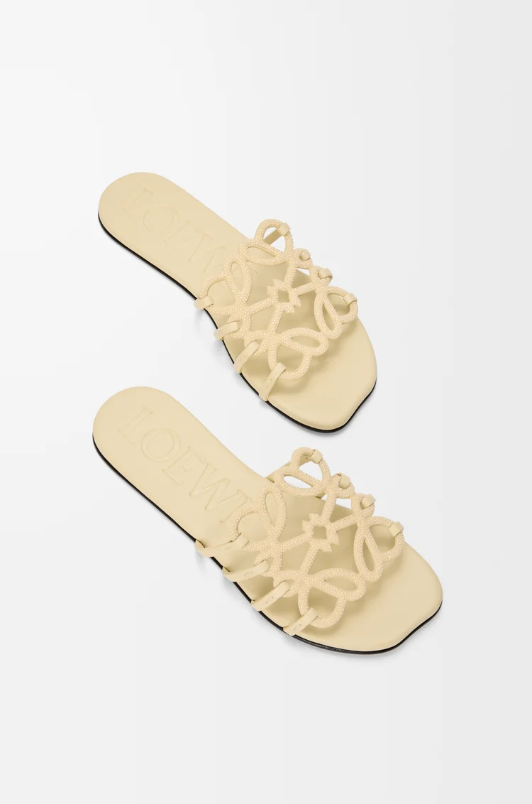 LOEWE Mules Petal Anagram en cuir velours à strass Beurre