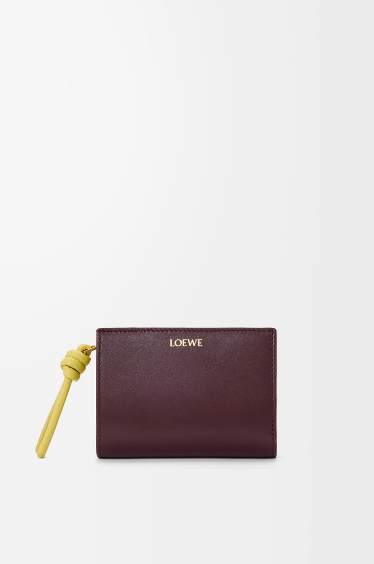 LOEWE Portafoglio compatto Knot in nappa di vitello lucida Bordeaux Scuro/Citrino Chiaro