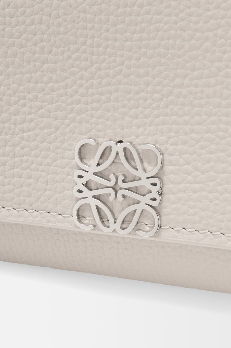 LOEWE Cartera continental Anagram en piel de ternera Gris Claro