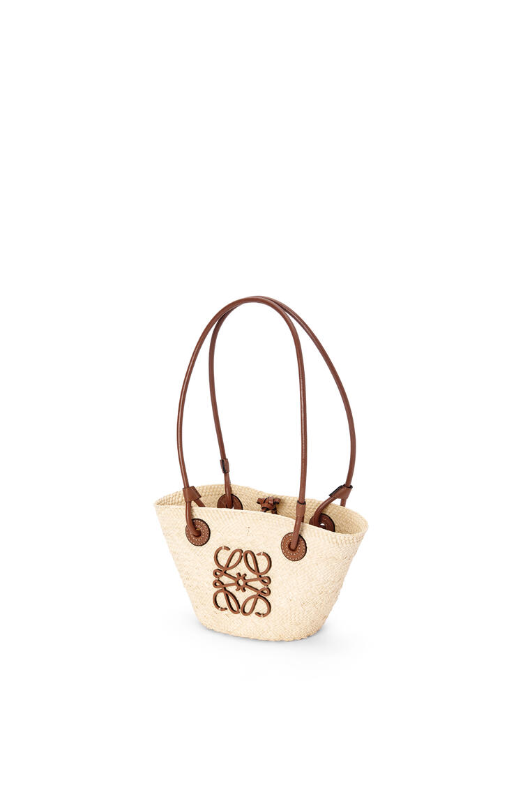 LOEWE Bolso Anagram Basket mini en palma de iraca y piel de ternera Natural/Bronceado pdp_rd