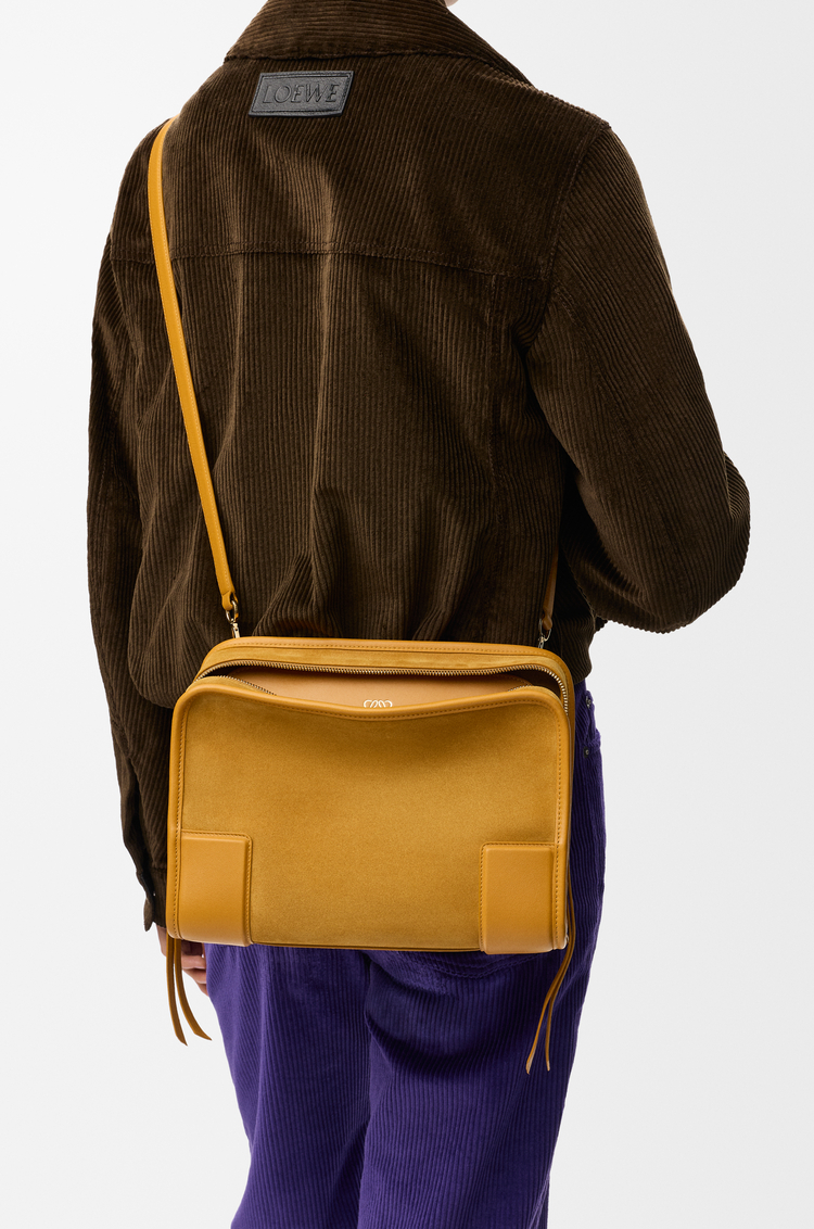 LOEWE Sac Amazona 180 moyen en cuir velours Ocre
