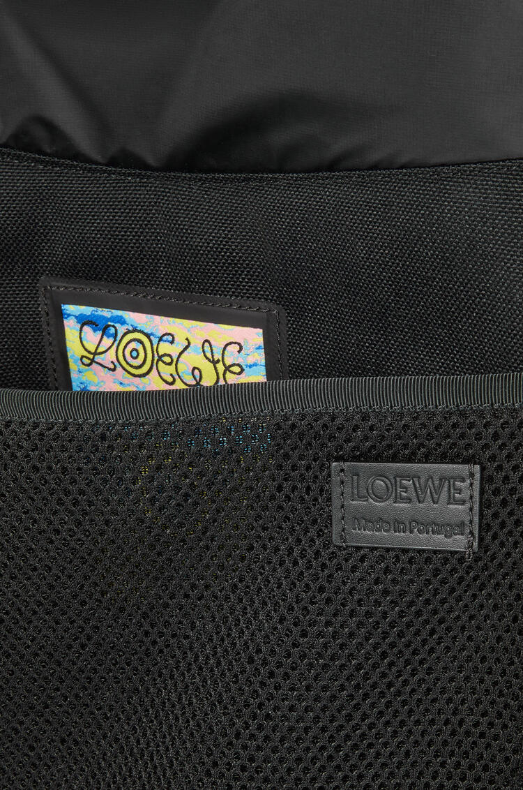 LOEWE テクニカル バックパック (リサイクルキャンバス&スエード) ブラック/ダークゴールド