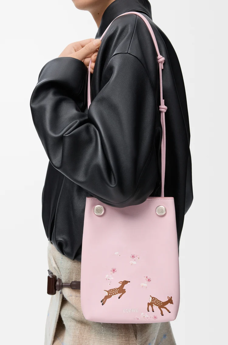 LOEWE シカ ペブル ポーチ（ナパカーフ） ブロッサム