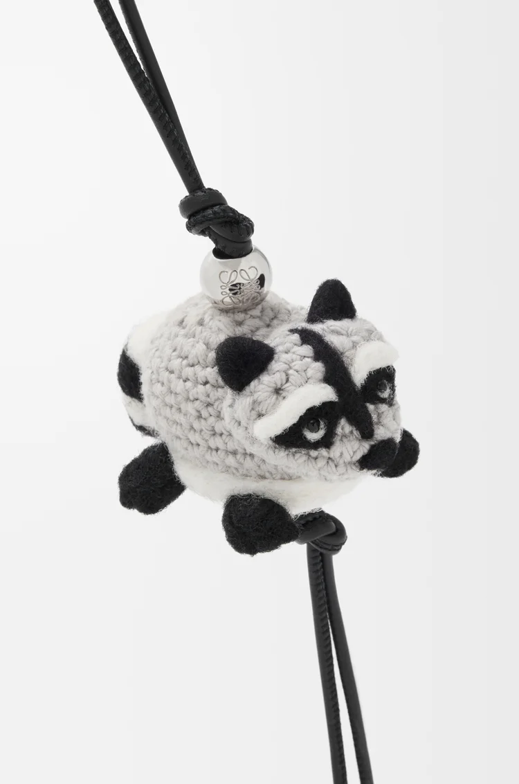 LOEWE Charm Raccoon en fieltro Gris