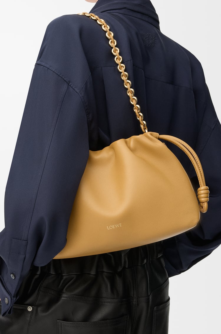 LOEWE 中号柔软纳帕羊皮革 Flamenco Purse 手袋 沙漠黄
