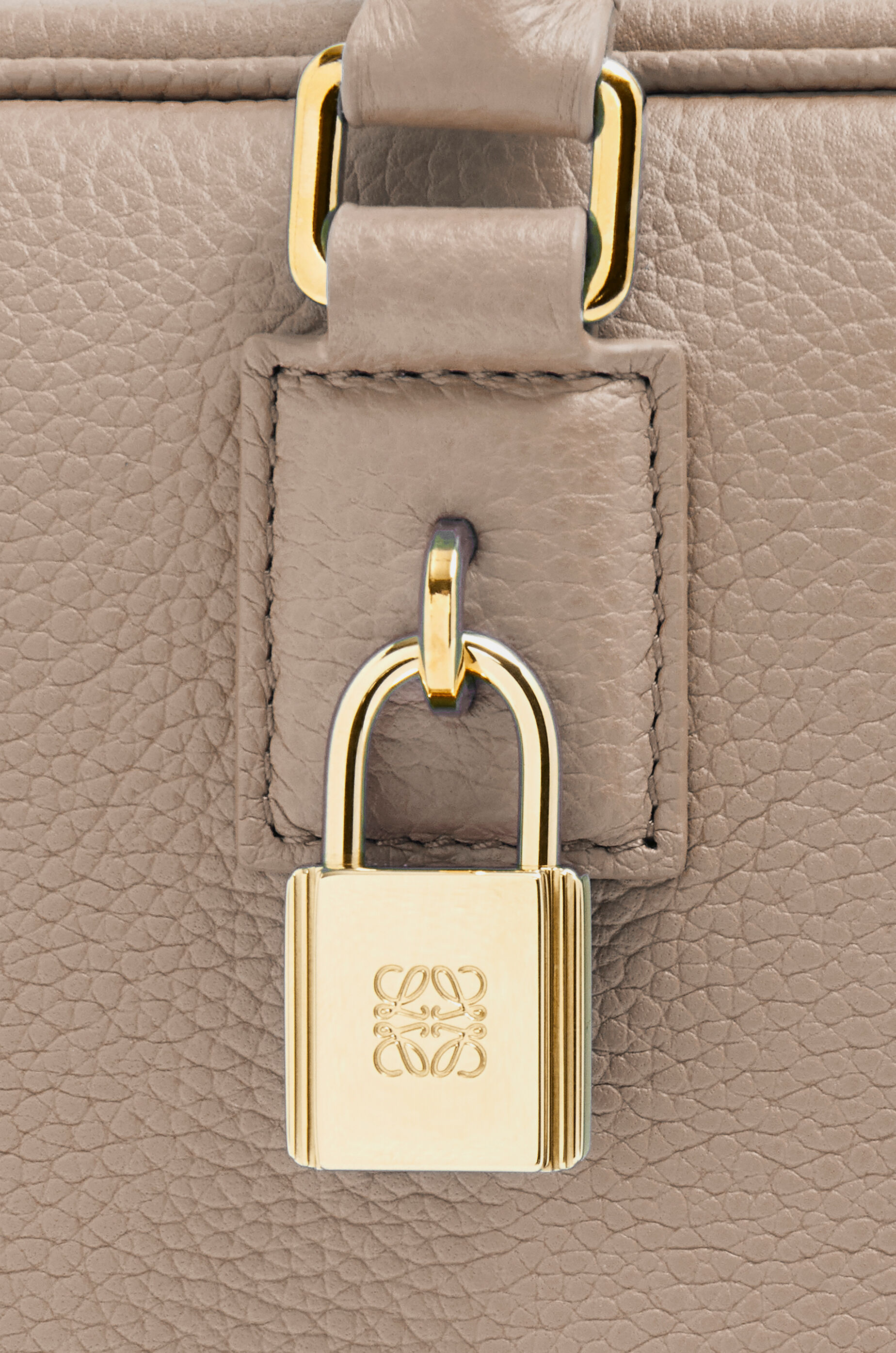 アマソナ23 バッグ（ソフトグレインカーフ） ベージュ - LOEWE