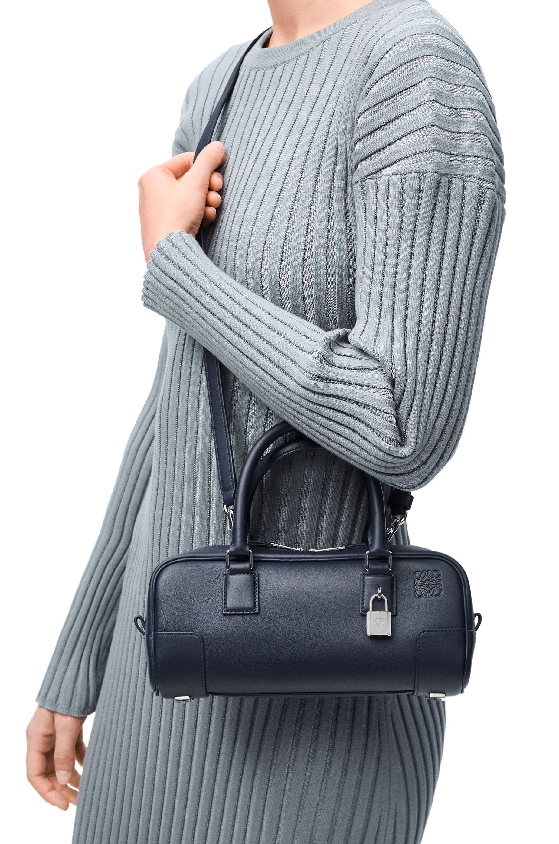 アマソナ23 クロップド バッグ（ナパカーフ） ディープネイビー - LOEWE