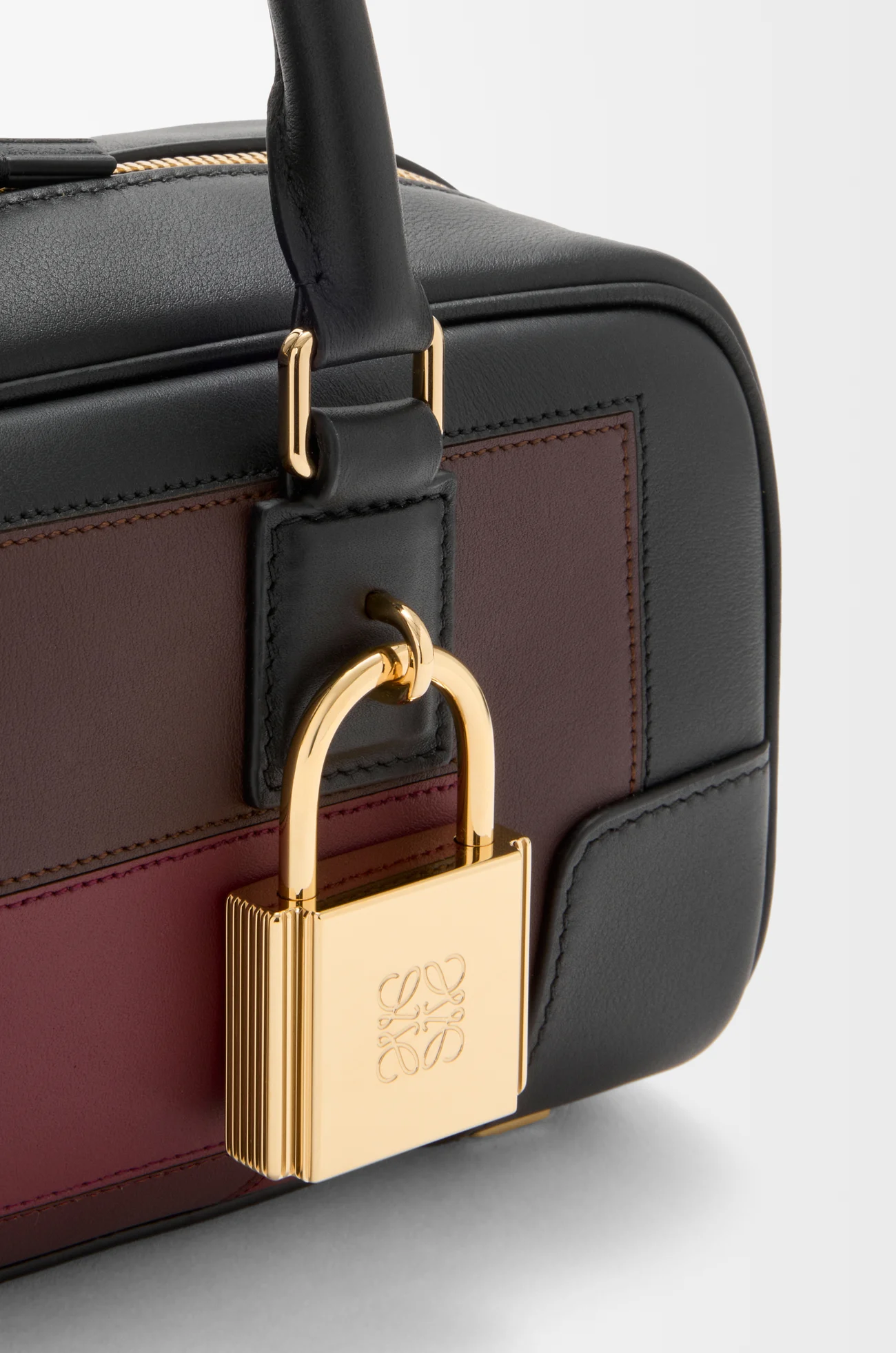 LOEWE 纳帕牛皮革 Amazona Cropped 23 手袋 Black/Burgundy