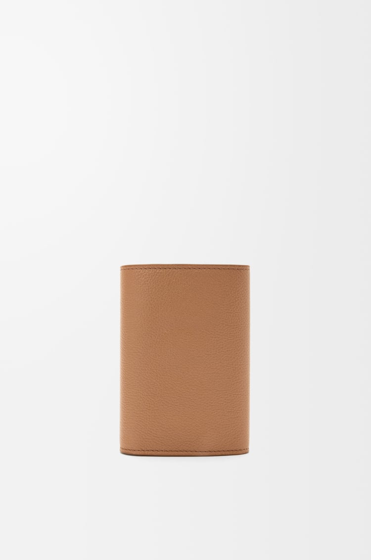 LOEWE Petit portefeuille vertical Pebble en cuir de veau grainé Moka