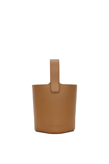 LOEWE Mini Pebble Bucket bag in mellow calfskin 橡木色 plp_rd