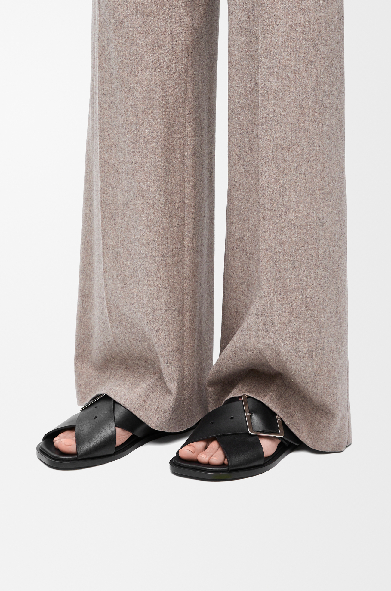 LOEWE Petal Belt flat sandal in vegetable-tanned calfskin Black plp_rd