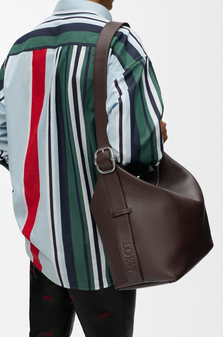 LOEWE 大号柔软粒面牛皮革 Loop Hobo 手袋 巧克力色