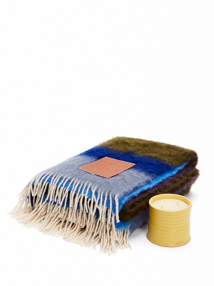 LOEWE Blanket in mohair and wool and medium Honeysuckle candle 