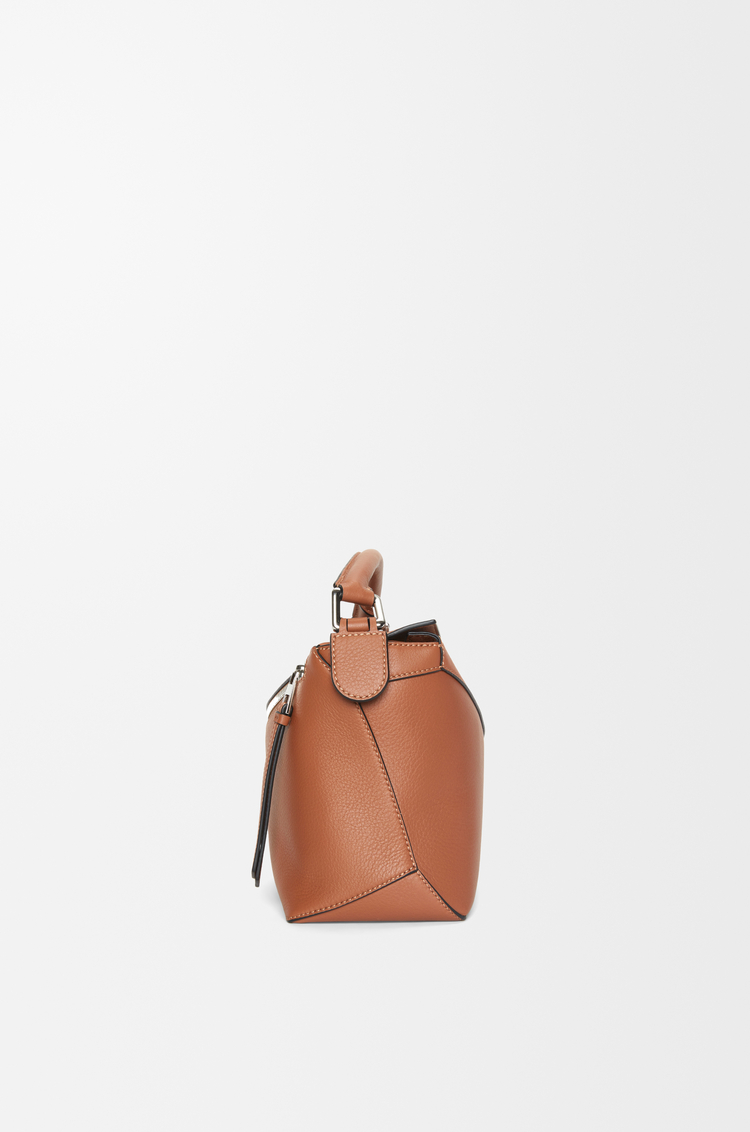 LOEWE Bolso Puzzle Edge pequeño en piel de ternera clásica Marrón Claro