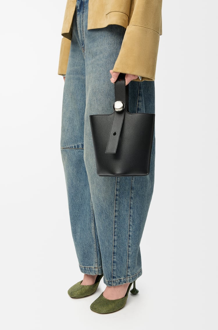 LOEWE Bolso Pebble Bucket mini en piel de ternera Negro