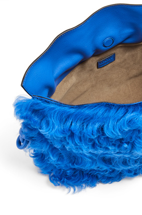 LOEWE Bolso Flamenco clutch en piel de cabra mongol y napa Azul Royal plp_rd