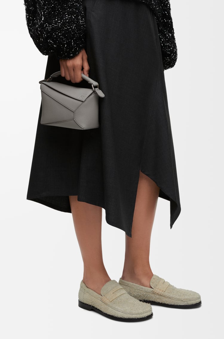 LOEWE Bolso Puzzle mini en piel de ternera Gris Perla