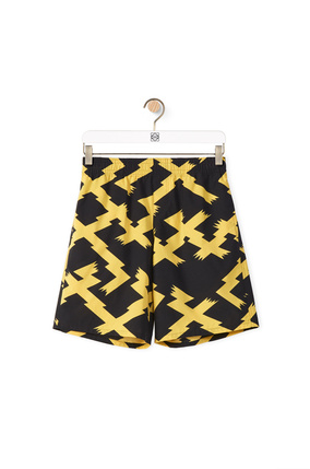 LOEWE Pantalón corto de algodón con estampado integral Negro/Amarillo plp_rd