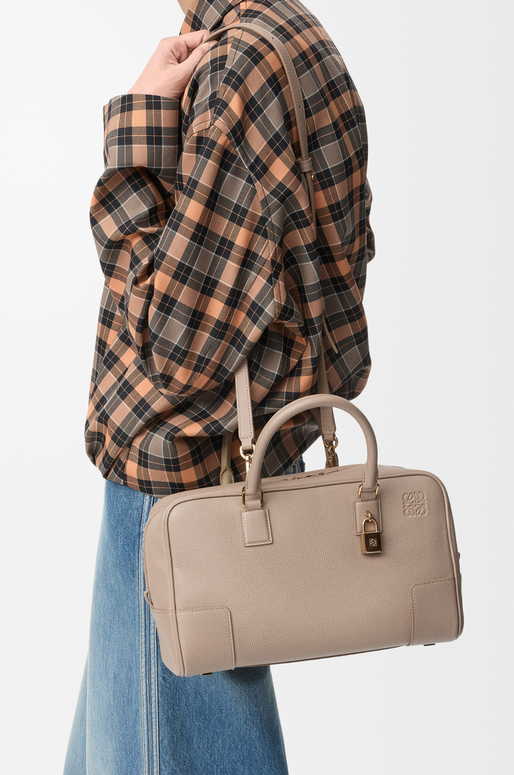 LOEWE Amazona 28 Tasche aus weich gekörntem Kalbsleder Sandfarben