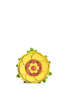 LOEWE Flor en piel de ternera clásica con tachuelas Amarillo plp_rd