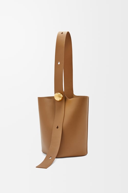 LOEWE 中号光滑牛皮革 Pebble Bucket 水桶手袋 橡木棕