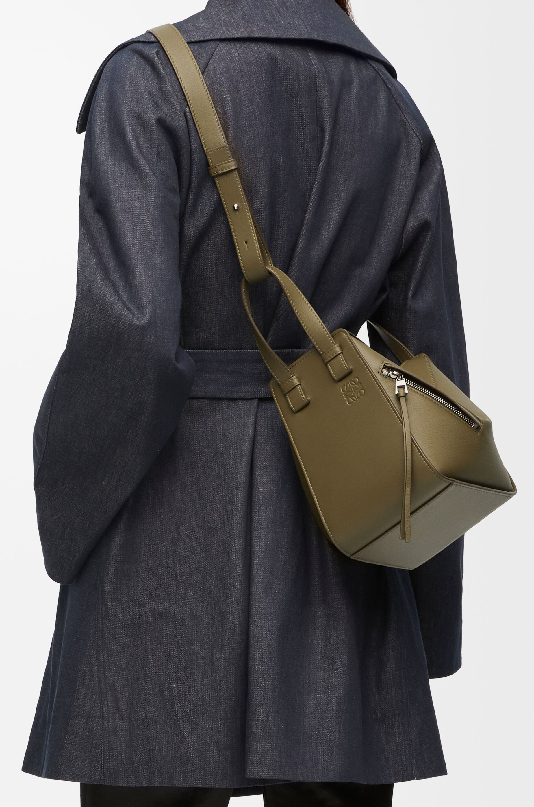 ハンモックバッグ コンパクト（クラシックカーフ） グリーン - LOEWE