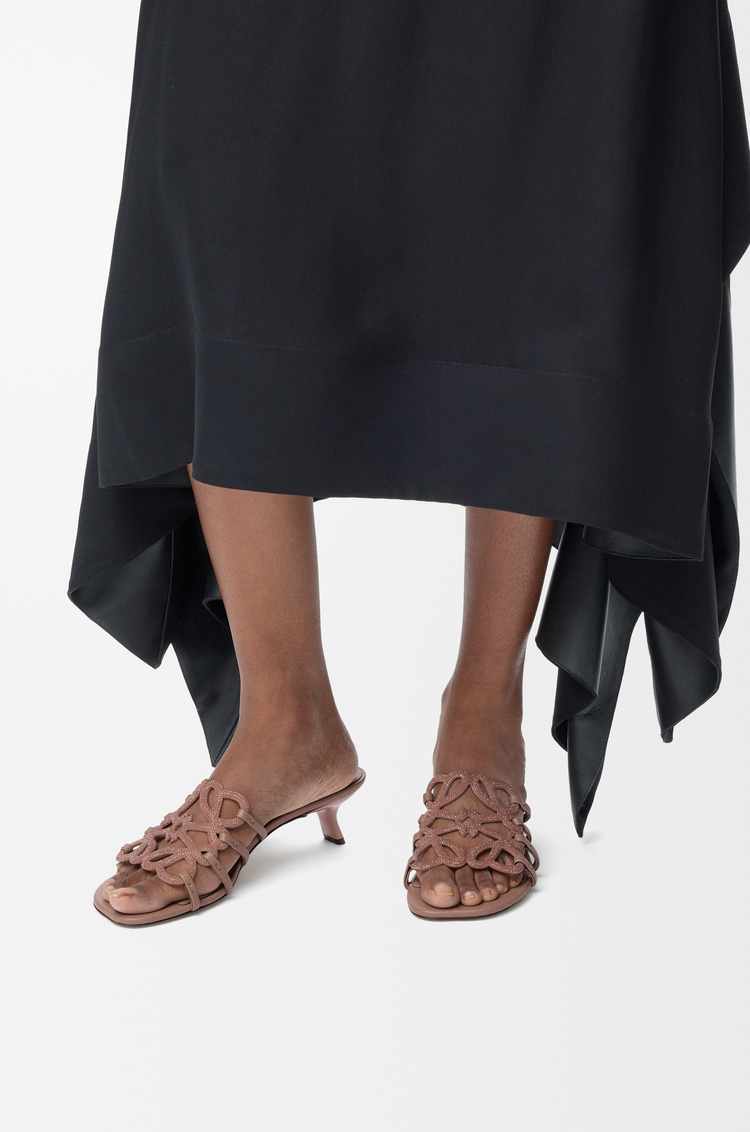 LOEWE Mules Petal Anagram en cuir velours à strass Light Taupe