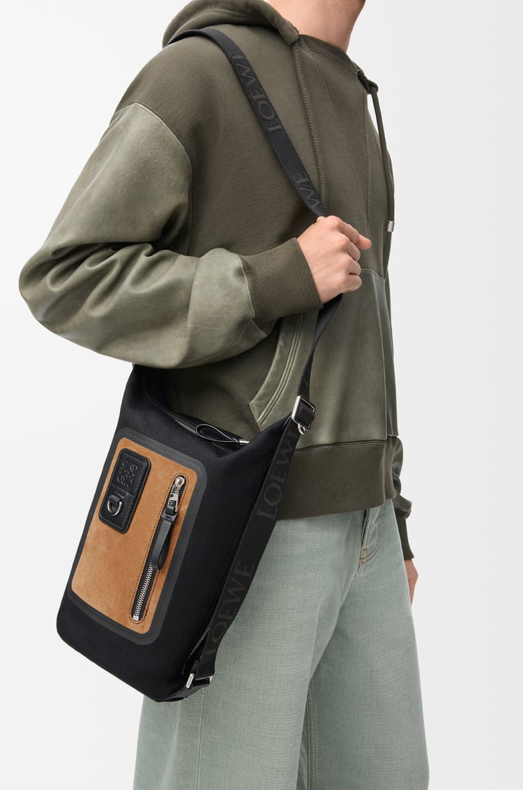 LOEWE Flex Loop 小型帆布和麂皮水桶包 黑色/深金色