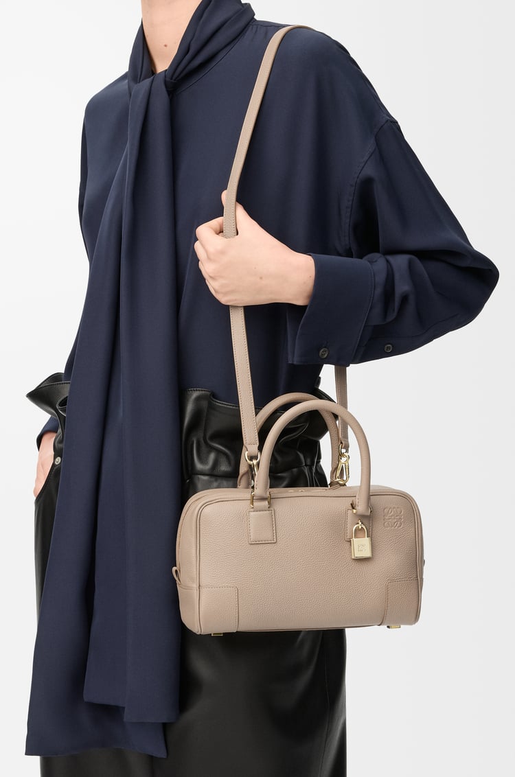 LOEWE Bolso Amazona 23 en piel de ternera Arena