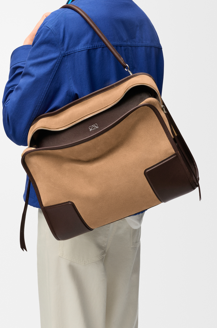 LOEWE XL Amazona 180 Tasche aus Wildleder Dunkles Gold/Schokolade
