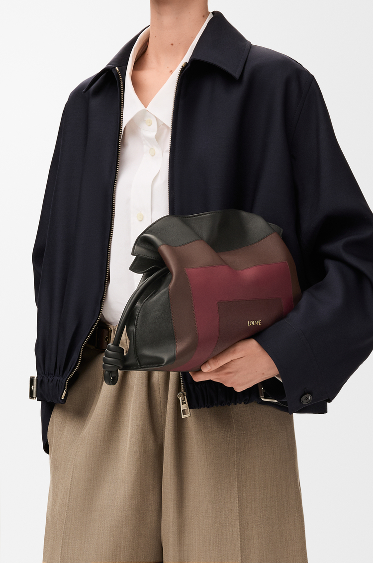LOEWE Mittelgroße Flamenco Clutch aus Nappa-Kalbsleder Black/Burgundy