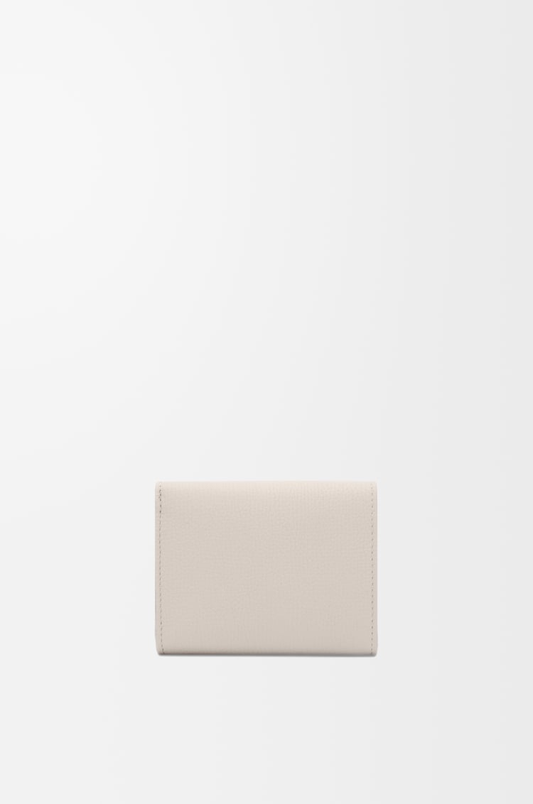LOEWE アナグラム トライフォールド ウォレット（ペブルグレインカーフ） ライトゴースト