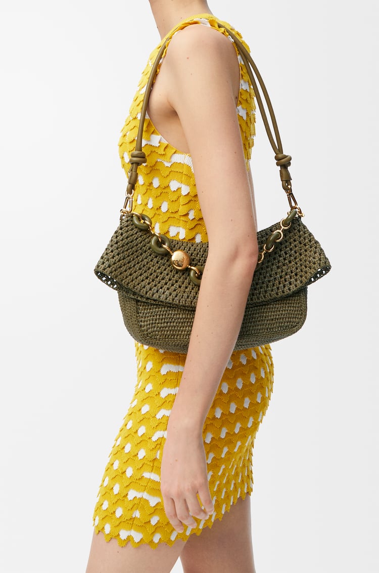 LOEWE Bolso Ola mediano en rafia y piel de ternera Verde Caqui Oscuro