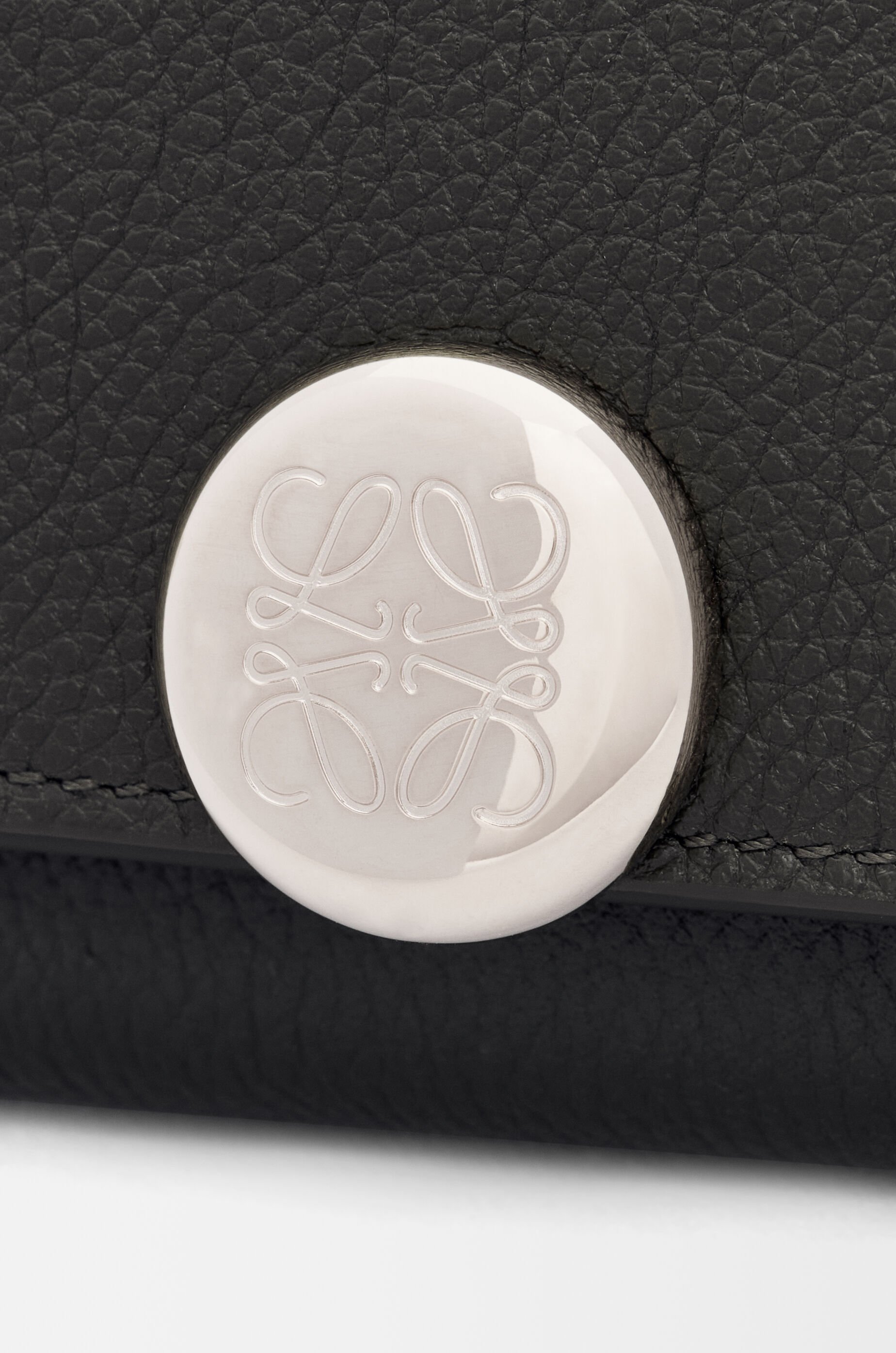 Pebble trifold wallet in pebble grain calfskin Black - LOEWE