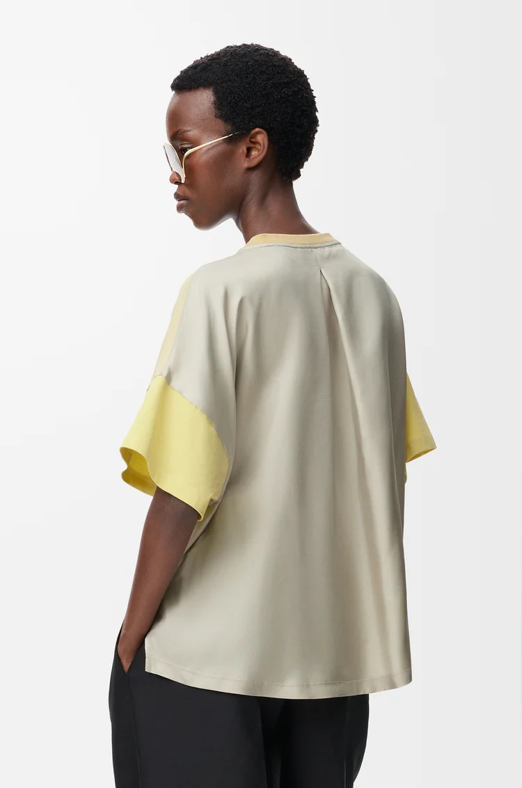 LOEWE ボクシーフィット Tシャツ（コットン&シルク） ペールグレー/ライトシトリン