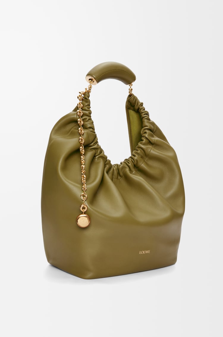 LOEWE Bolso Squeeze mediano en piel napa de cordero Oliva