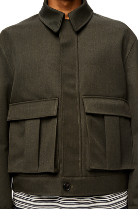 LOEWE Chaqueta en lana con cremallera y bolsillo de parche Verde Kaki plp_rd