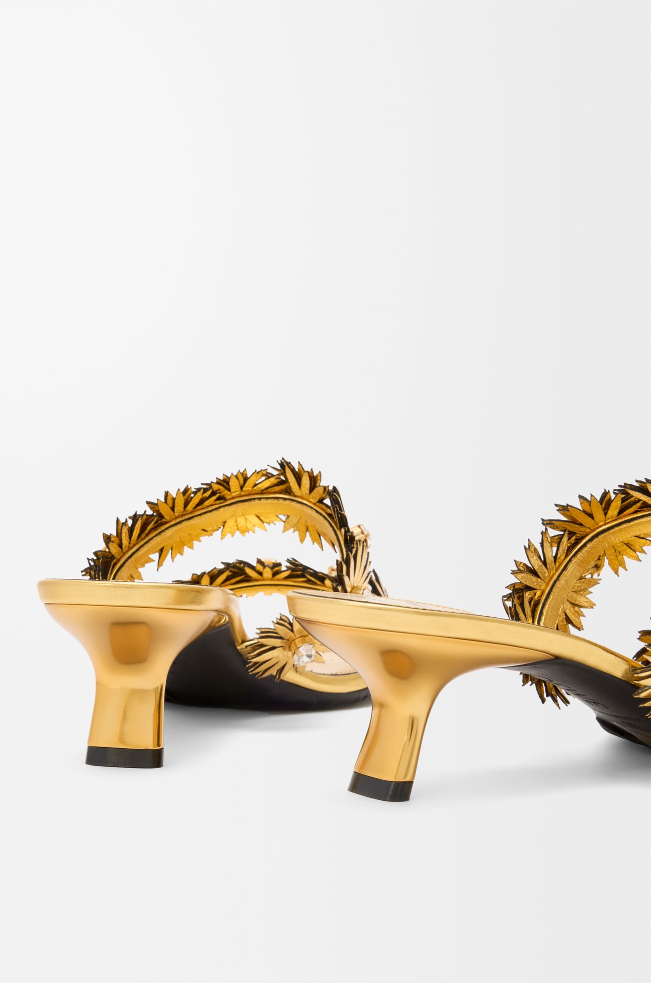 LOEWE ペタル フラワー サンダル（カーフ&クリスタル） ゴールド