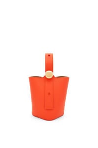 LOEWE Bolso Pebble Bucket mini en piel de ternera Naranja