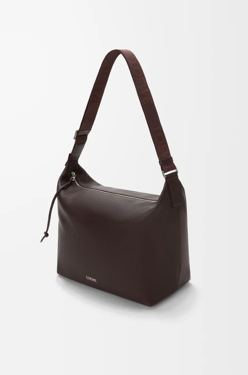 LOEWE 柔韌粒面小牛皮 Cubi 斜背包 牛血色