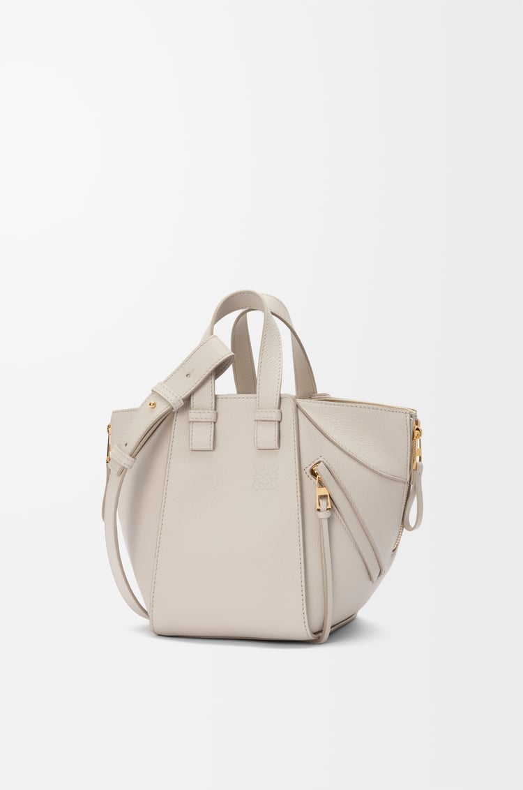 LOEWE ハンモックバッグ コンパクト（ソフトグレインカーフ） ライトゴースト