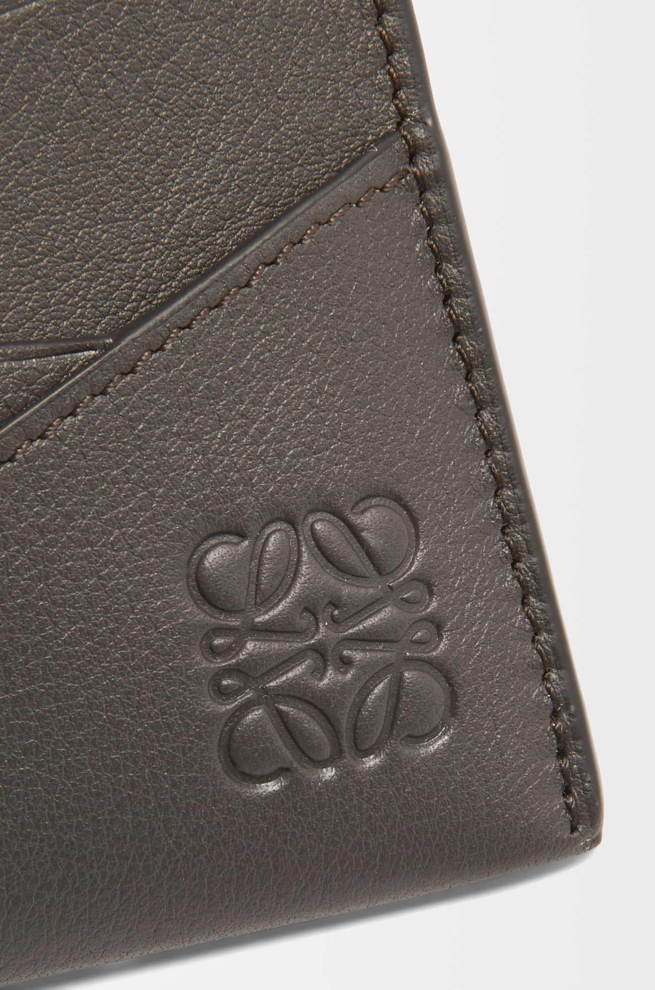 LOEWE Tarjetero Puzzle en piel de ternera Gris Oscuro