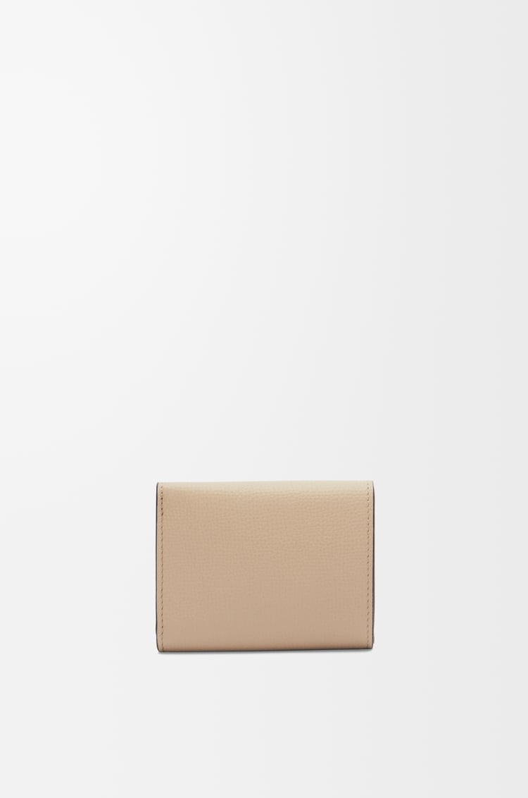 LOEWE アナグラム トライフォールド ウォレット（ペブルグレインカーフ） サンド