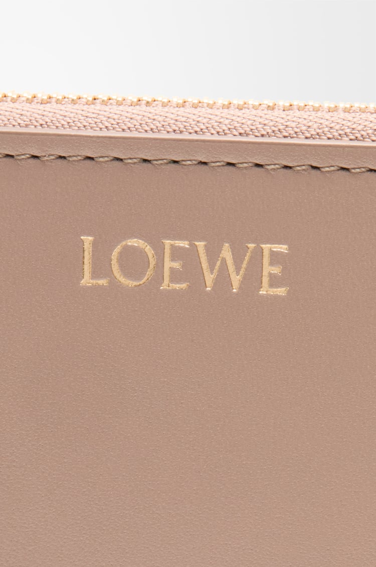 LOEWE ジップ コインパース（シャイニーナパカーフ） サンド/トロピカルグリーン