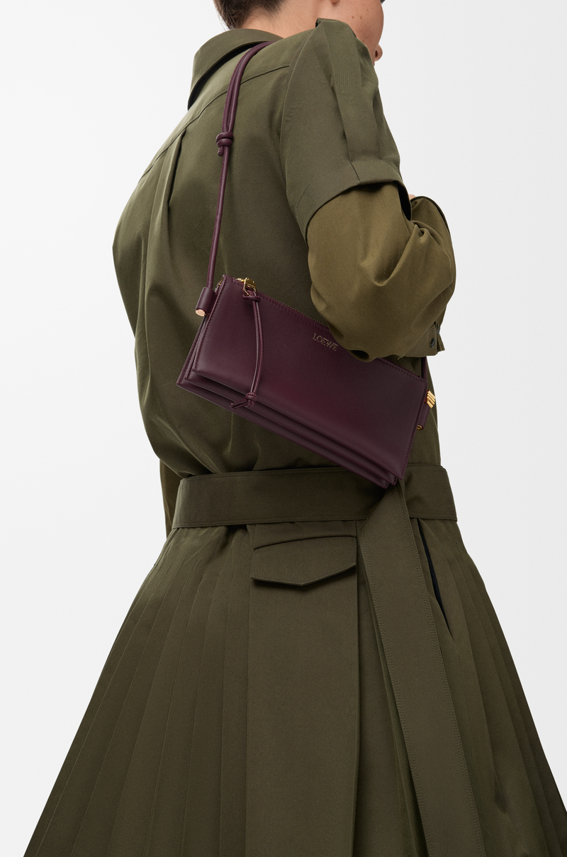 LOEWE 纳帕牛皮革 Joya 手拿包 深酒红