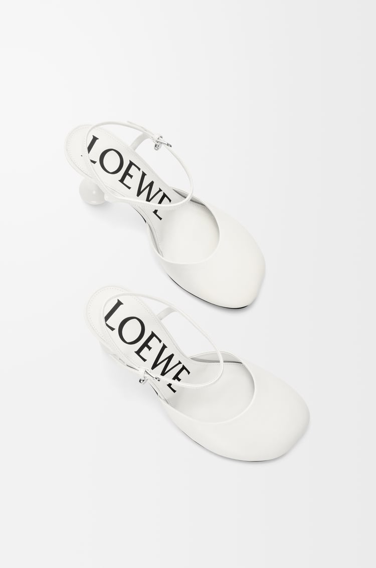 LOEWE Zapato de salón con tira en el tobillo en piel de cordero Blanco Anthurium